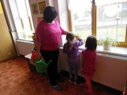 Zaléváme květiny ve školce